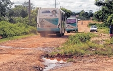 Espera dos usurios nos pontos  longa e, muitas vezes, nibus que deveria passar num intervalo de 30 minutos, chegam ju