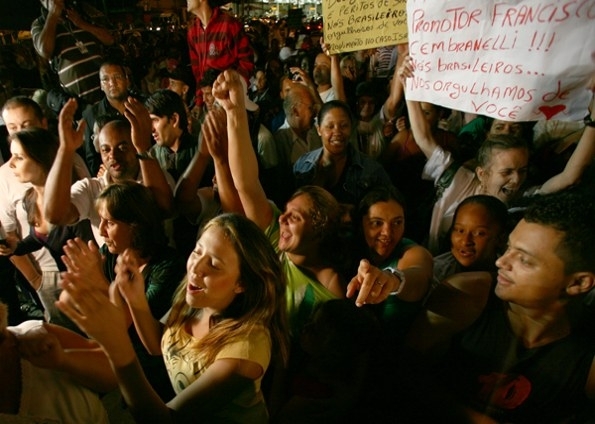 Comemorao no Frum de Santana aps condenao do casal Nardoni