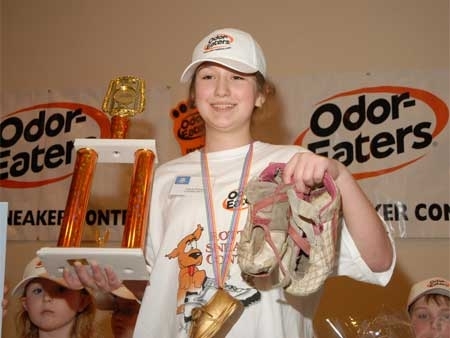 D uma olhada no tnis. Ainda bem que internet no tem cheiro, fala a?