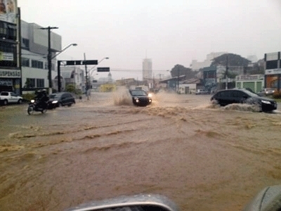 Avenida do CPA  coberta pela gua da chuva