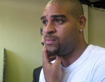 Adriano deixa DP aparentemente preocupado