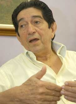 Oscar Ribeiro, dirigente do DEM, tenta convencer colegas a entregar cargos no governo, mas encontra resistncia