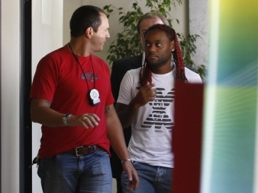 Love chega na 15 Delegacia de Polcia para depor sobre seu suposto envolvimento com traficantes da Favela da Rocinha