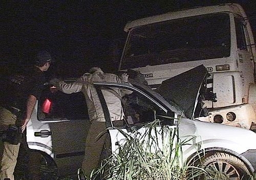 Caminho arrastou carro e matou trs