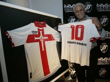 Com cruz no peito, uniforme foi apresentado pelo presidente Roberto Dinamite