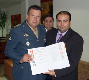 O comandante do Corpo de Bombeiros, coronel Rodrigues, condecora Wagner Ramos com a medalha 