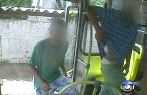 Imagens mostram como agem os assaltantes de nibus