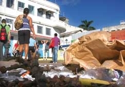 Na praa Caetano de Albuquerque, no calado, lixo  deixado inclusive por comerciantes locais