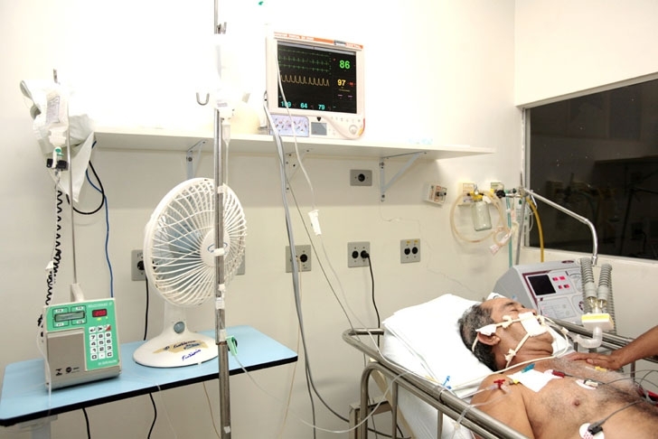 Paciente na UTI do hospital de Rondonpolis, nesta 6  noite, recorre a ventilador pela falta de ar-condicionado