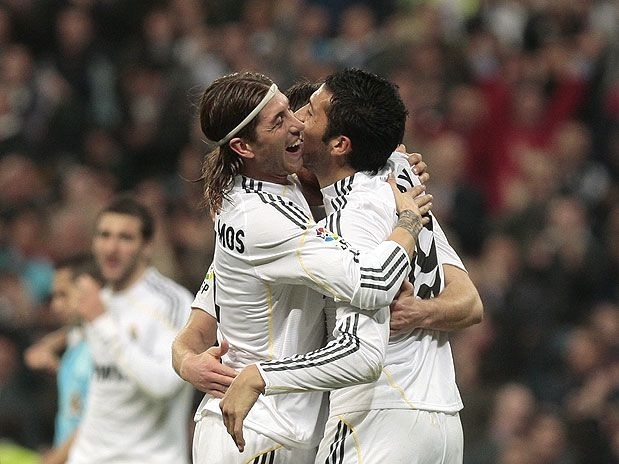 Real Madrid bateu Sporting Gijn por 3 a 1 e abriu trs pontos sobre o Barcelona