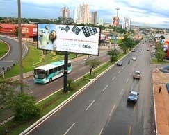 Motorista atingiu vtimas na altura do viaduto. Idosa morreu no local. Irmo e estudante esto internados