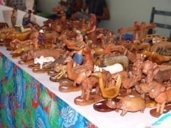 Mesa com peas de artesanato exibidas no evento