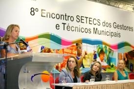 Terezinha Maggi  homenageada durante 8 Encontro de Gestores de Trabalho, Emprego, Cidadania e Assistncia Social.