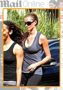 Gisele desfila boa forma depois de aula de dana