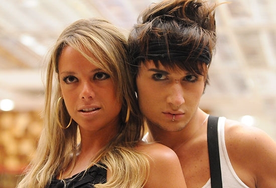 Os BBBs Fernanda e Serginho, que ensaiam um romance no confinamento