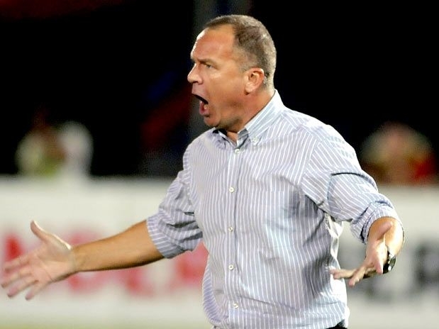 Mano Menezes cobra time do Corinthians durante a vitria sobre o Cerro