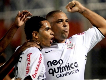 Ronaldo e Dentinho comemoram o gol de Ronaldo, que encerrou jejum de cinco jogos sem marcar