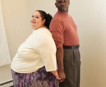 Donna Simpson, que pesa 273 kg, vive h sete anos com Philippe Gouamba, que pesa 68.