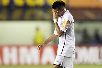 Atacante do Santos pode pegar at 18 jogos por pontap em Pierre e xingamentos ao juiz