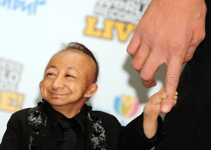 He Pingping, o homem mais baixo do mundo, segura m�o de Sultan K�sen, o mais alto