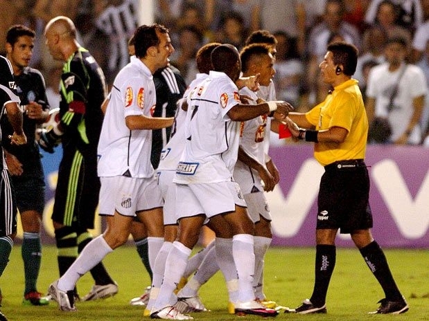 Expulso de Neymar revoltou os jogadores do Santos