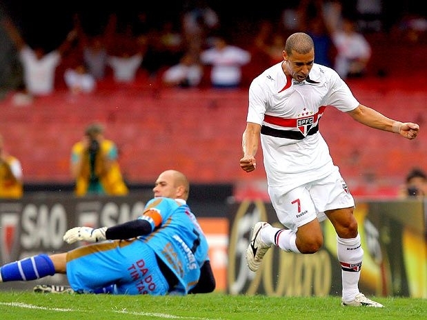 Jorge Wagner marcou o primeiro gol do jogo