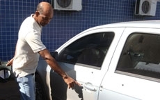 No carro de Atade, que est internado no PSMVG, as marcas dos tiros