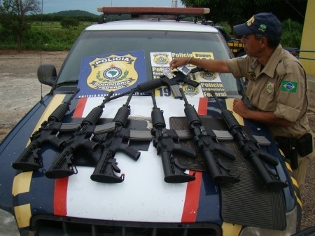 As sete armas estavam escondidas em um de fundo falso nas portas dianteira e traseira e assento traseiro do veculo