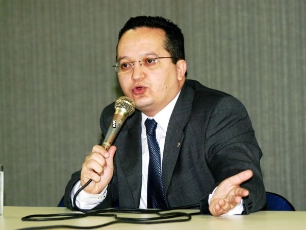 Pedro Taques que contratou apenas 20 servidores dos 55 a que tem direito, no Senado.