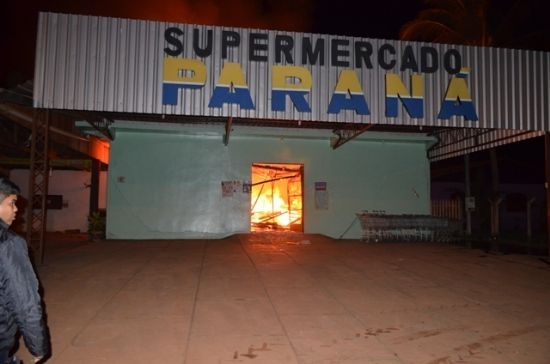Fogo queimou tudo o que havia dentro do supermercado e destruiu as instalaes