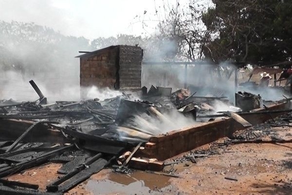 Casa  totalmente queimada aps mulher deixar panela no fogo e sair
