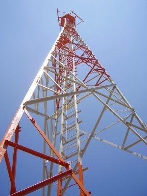 Jovem de 22 anos morre ao se jogar de torre de 75 metros de altura