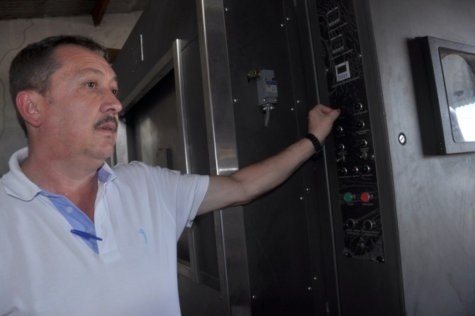 Scio-proprietrio da Somatem, Slvio Muller, mostra equipamento parado por falta de licenciamento