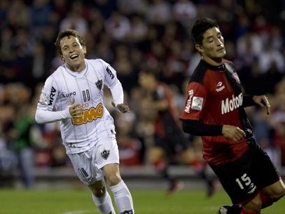 Bernard ( esq.) deve se despedir do Atltico-MG aps a Libertadores