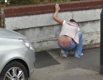 Ao agachar, mulher acabou 