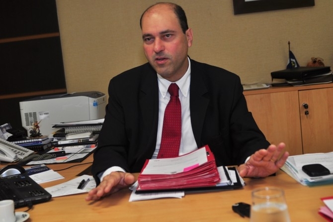 O secretrio de Administrao, Francisco Faiad, conduz recadastramento de servidores