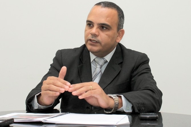 O auditor Jos Alves tem monitorado pagamentos indevidos todos os meses