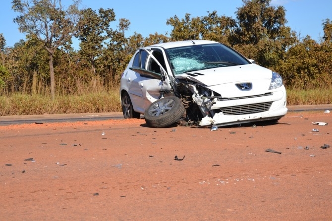Automvel ficou com a frente destruda aps impacto: sem ferimentos