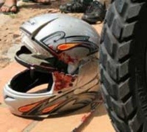 Jovem morre ap�s bater moto frontalmente com caminh�o guincho