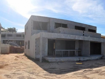 Construes irregulares na praia de gerib, em Bzios Divulgao