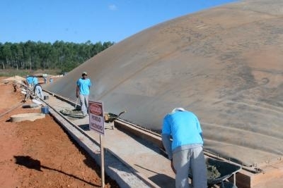 Em Diamantino, biodigestor capta os dejetos sunos que em decomposio produzem o gs metano