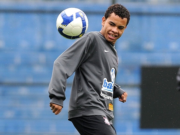 Dentinho afirmou que n�o pensa em se transferir para o rival Palmeiras