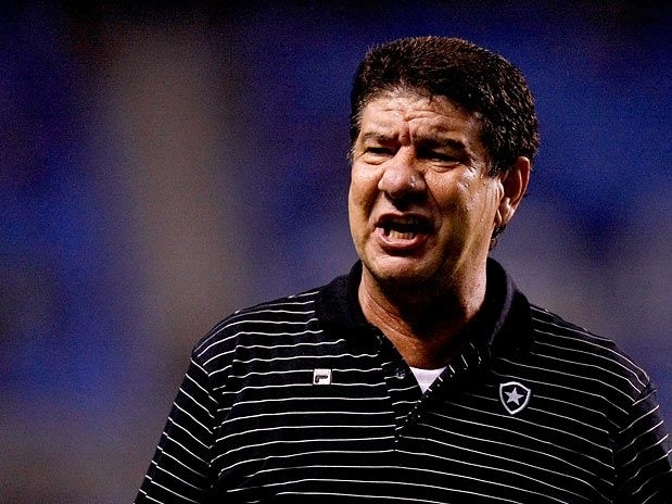 Joel Santana ficou irritado com as falhas da defesa