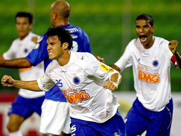 Kleber repetiu sua estreia pelo Cruzeiro: dois gols e expuls�o