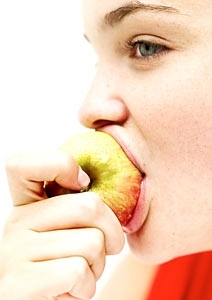 Frutas como a ma, que tem cido flico, ajudam a aumentar o bom humor