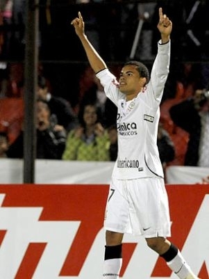 Dentinho diz ter feito o gol mais bonito de sua carreira