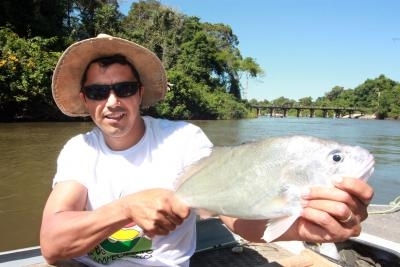 Competidor exibe o peixe Corvina, no Campeonato Estadual de Pesca, etapa Guarant do Norte