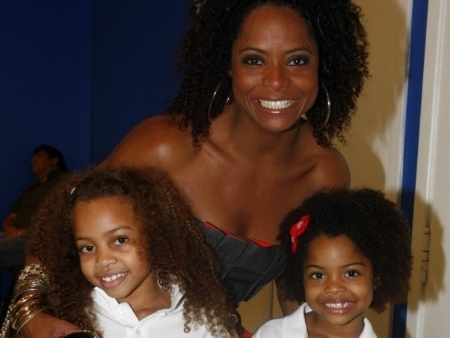 Adriana Bombom com as duas filhas, Olivia, 7, e Thalita, 6