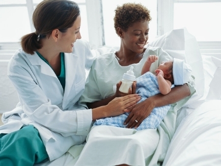 O implante  inserido sob a pele da paciente entre 24 e 48 horas aps o nascimento do beb