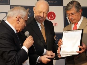 Jos� Alencar (centro) foi homenageado pelo World Trade Center nesta ter�a